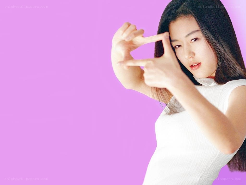 woman making frame gesture
