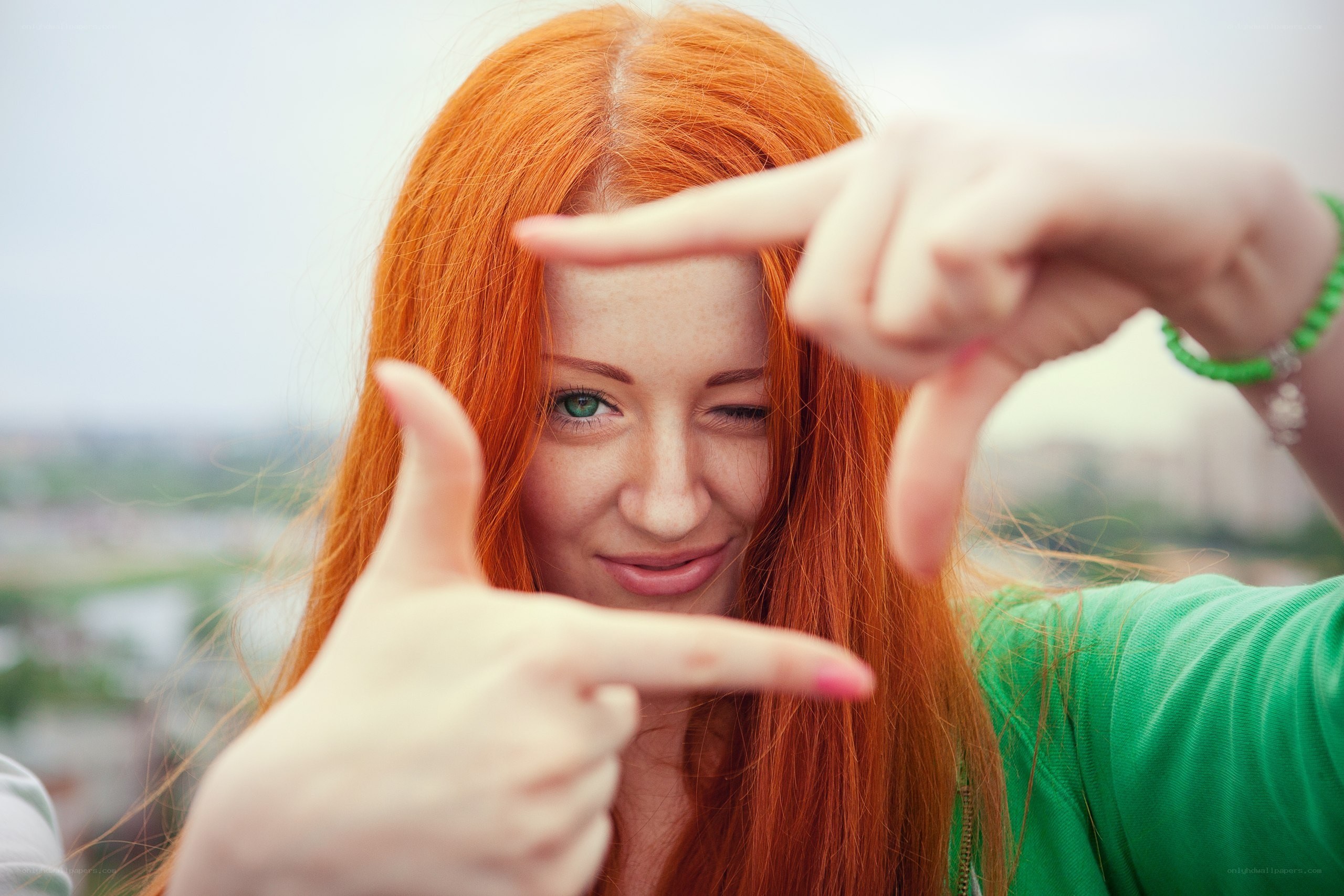 woman making frame with hands