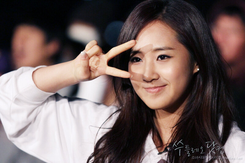woman making peace sign