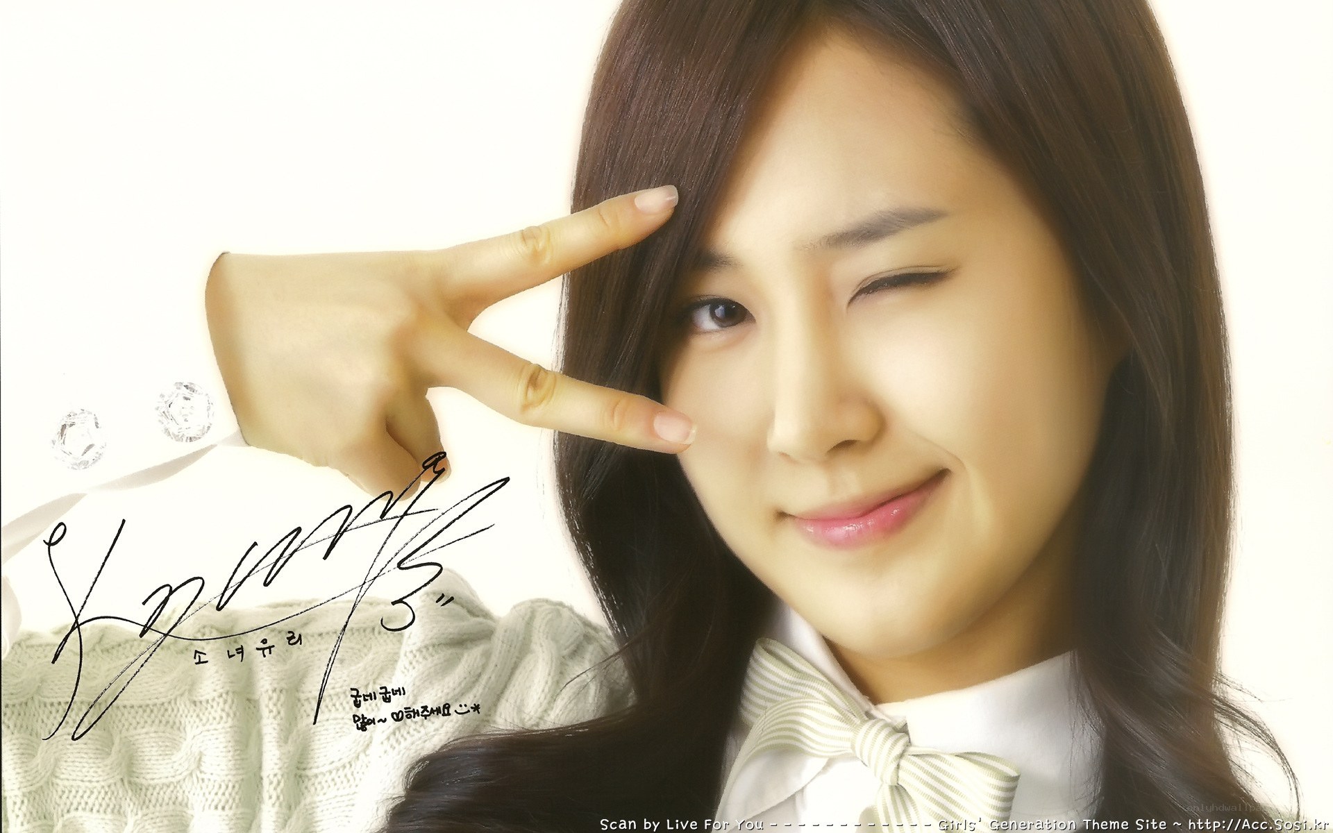 woman making peace sign
