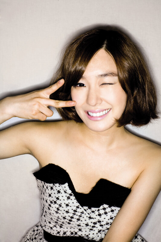 woman making peace sign