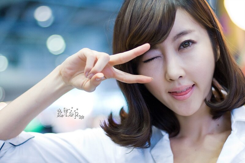 woman making peace sign