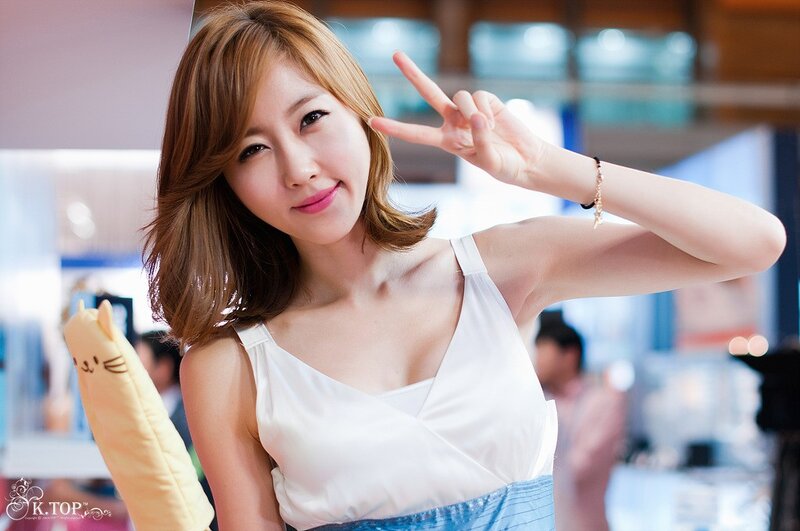 woman making peace sign