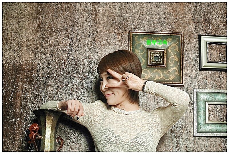 woman making peace sign