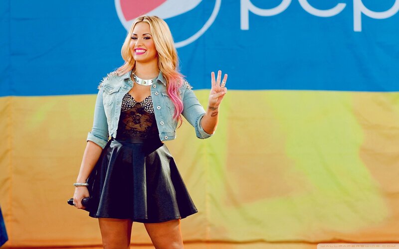 woman making peace sign