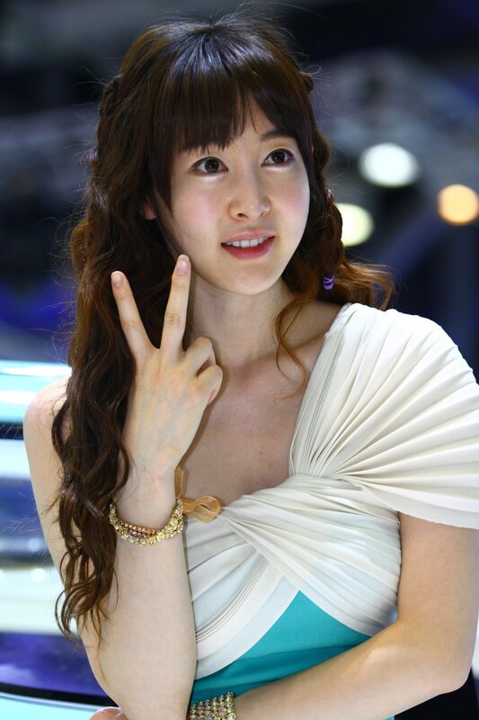 woman making peace sign