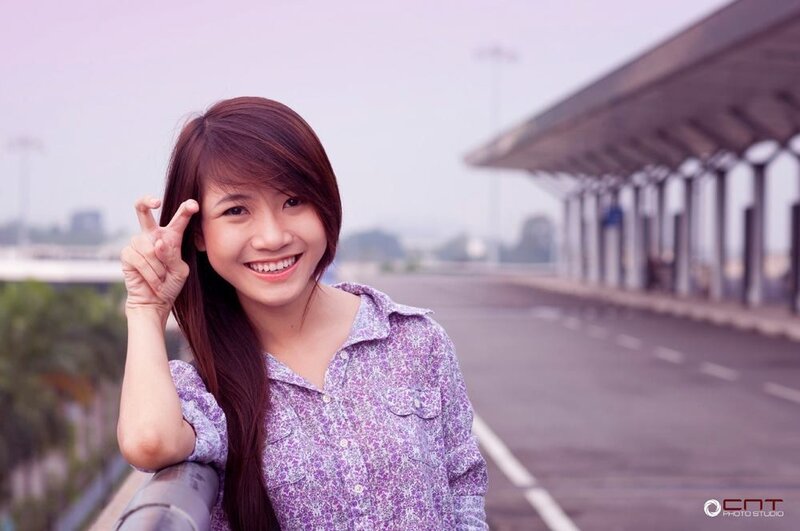woman making peace sign at bus stop