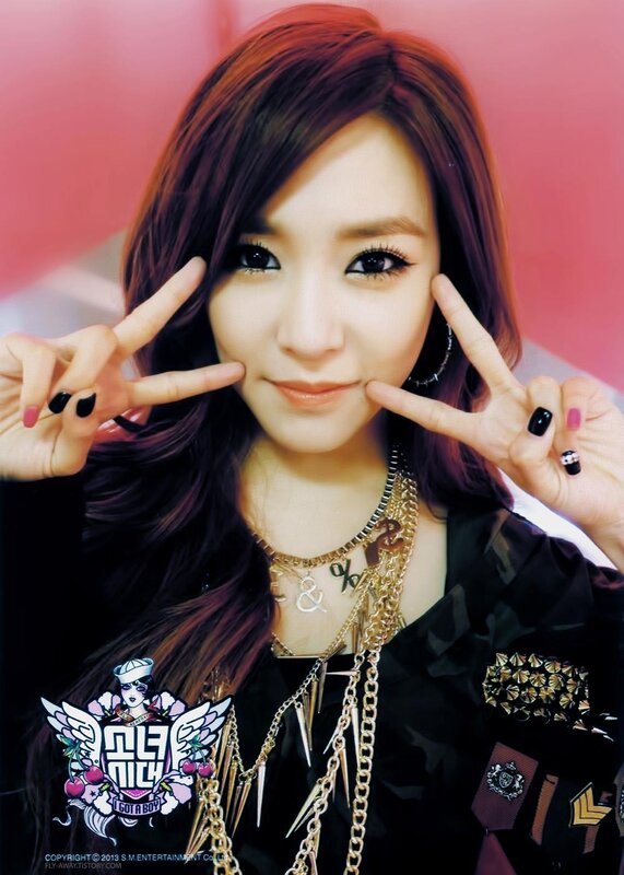 woman making peace signs