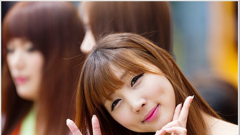 woman making peace signs
