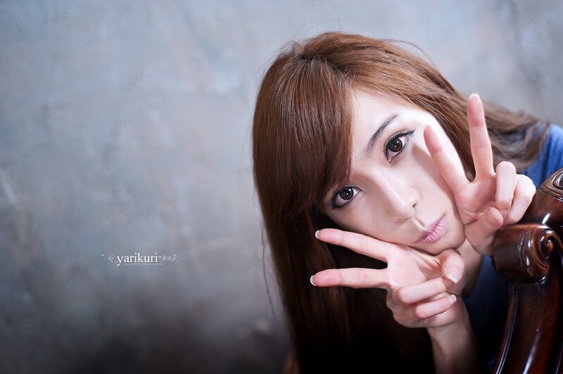 woman making peace signs