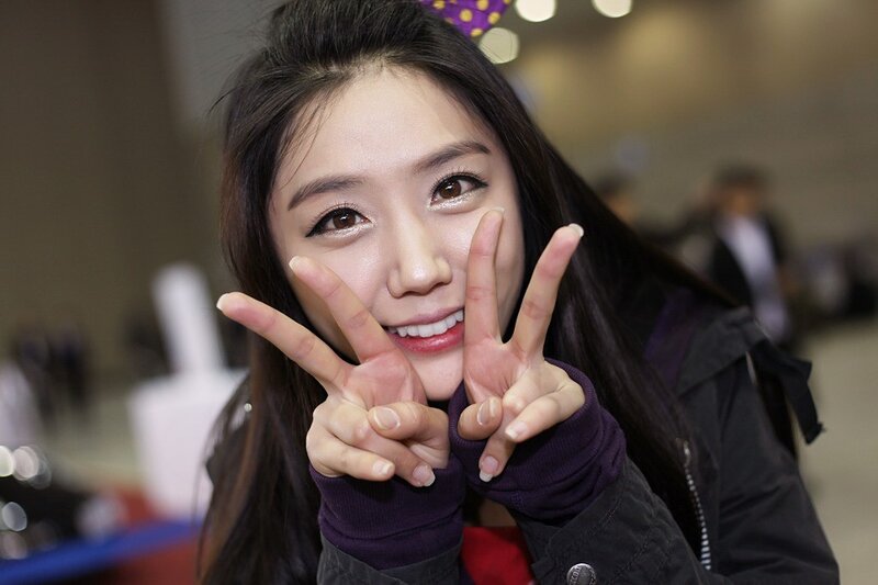 woman making peace signs
