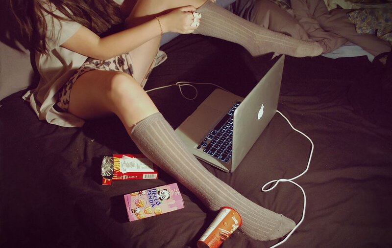 woman on bed with laptop