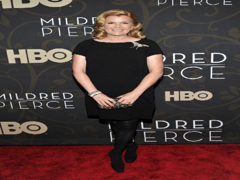 Woman on Red Carpet — Black
