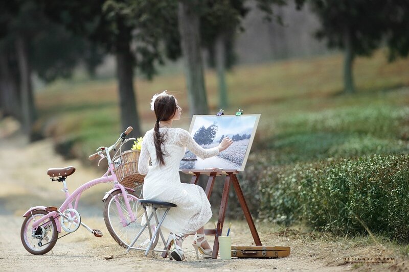 woman painting in a park