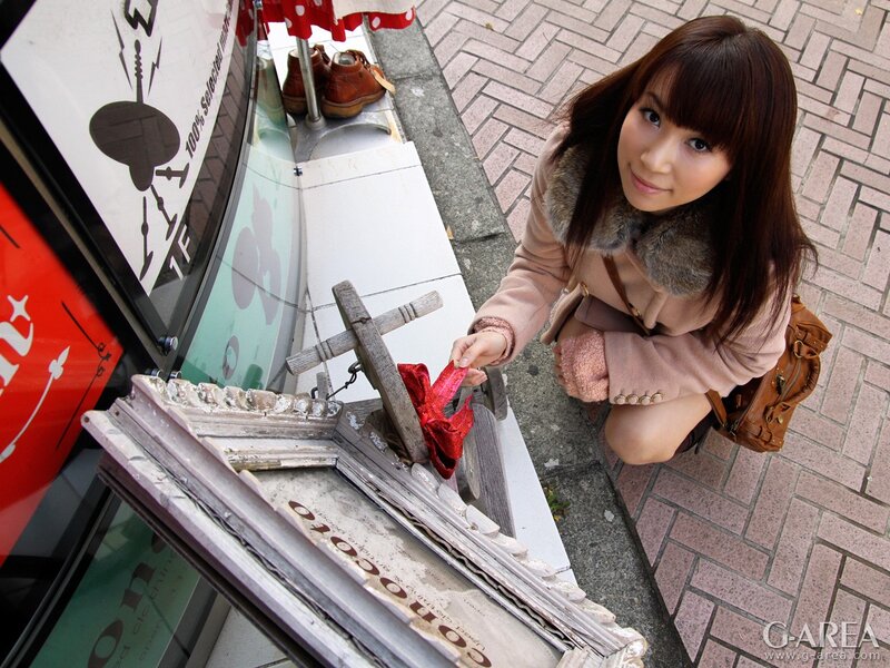 woman placing red bow on frame