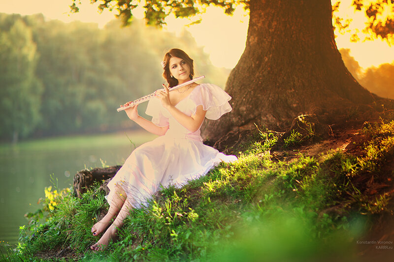 Woman Playing Flute — Green