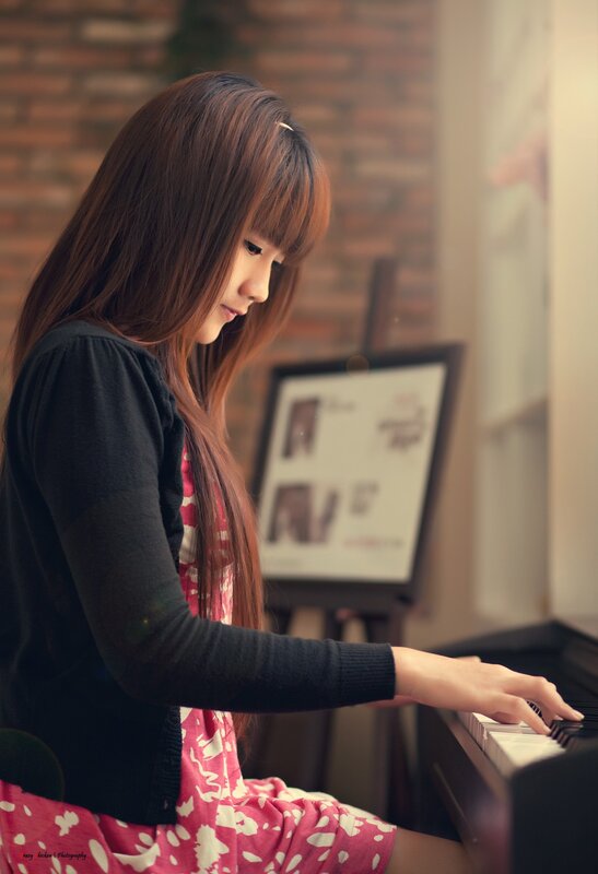 woman playing piano