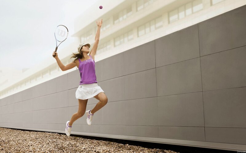 woman playing tennis
