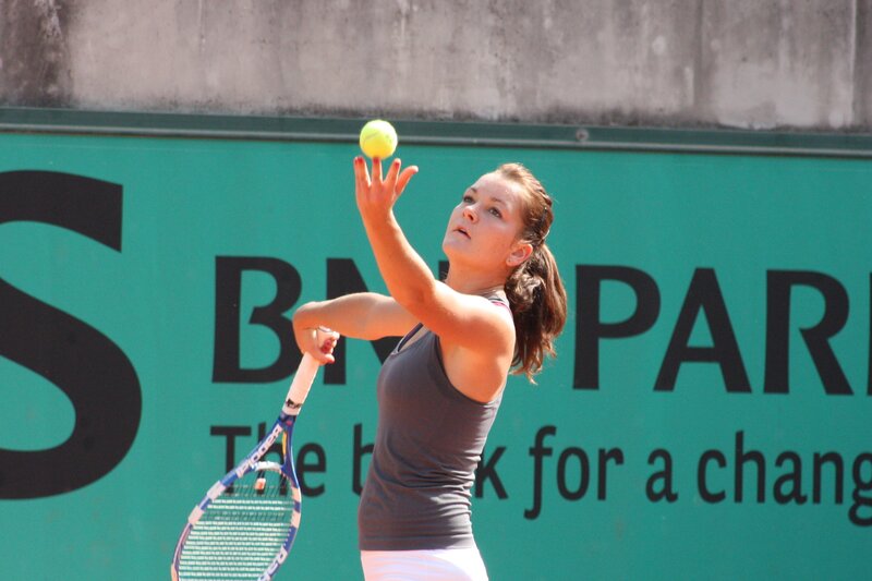 woman playing tennis