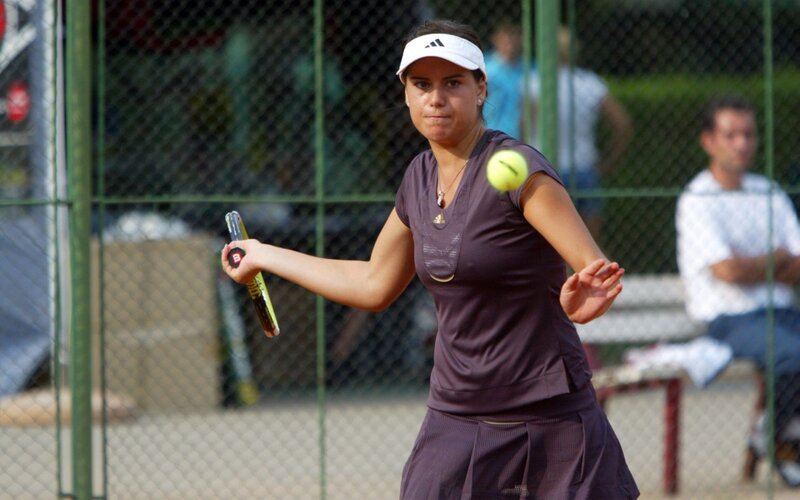 woman playing tennis