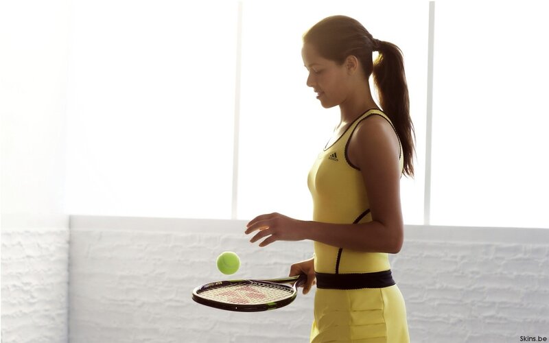 woman playing tennis