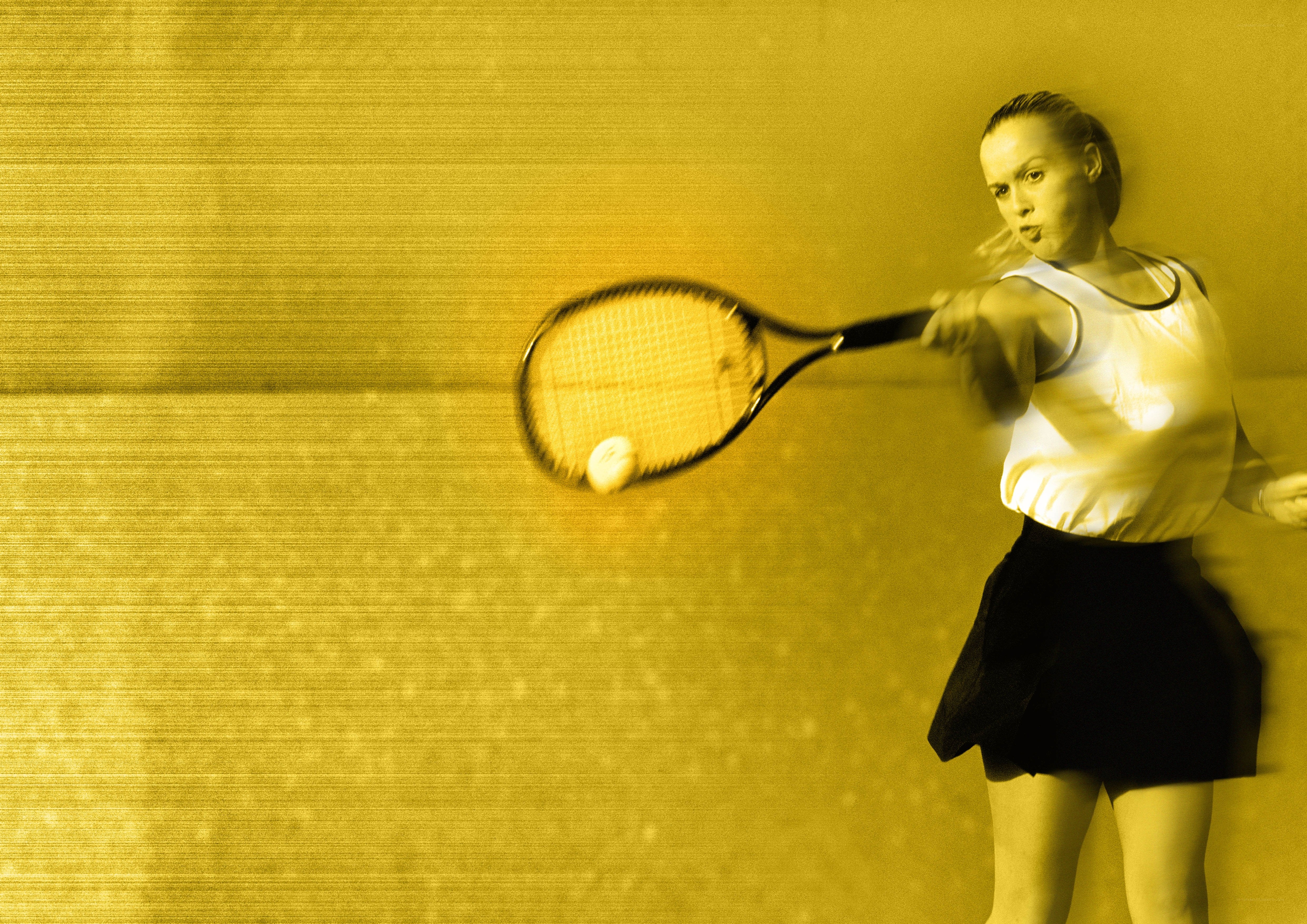 woman playing tennis