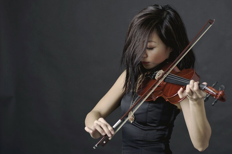 woman playing the violin