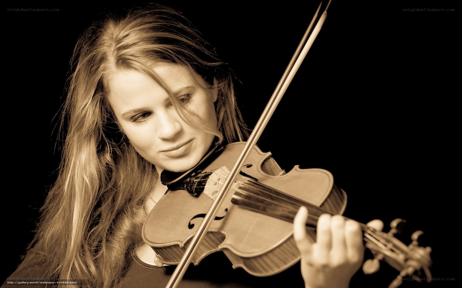 woman playing the violin