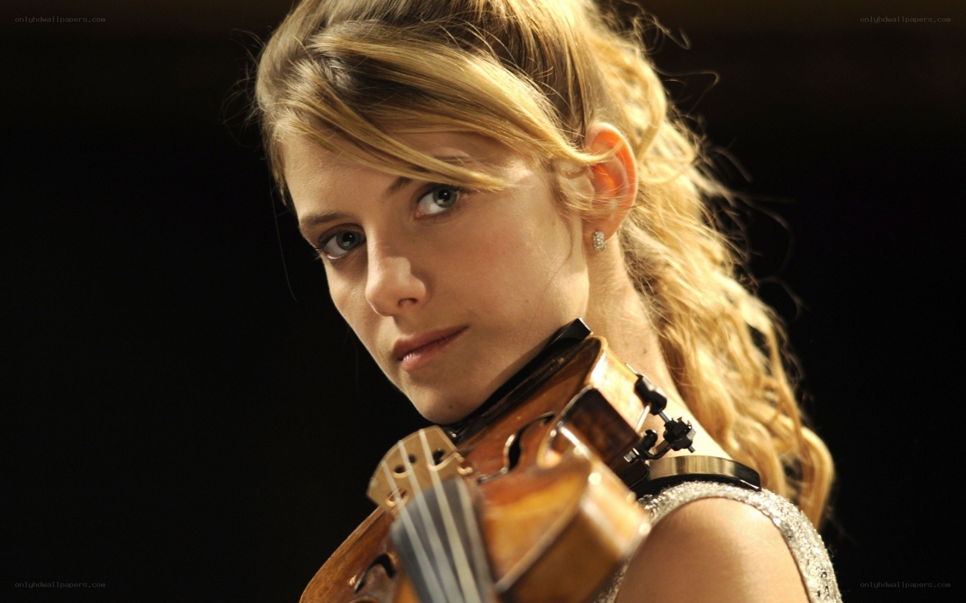 woman playing violin