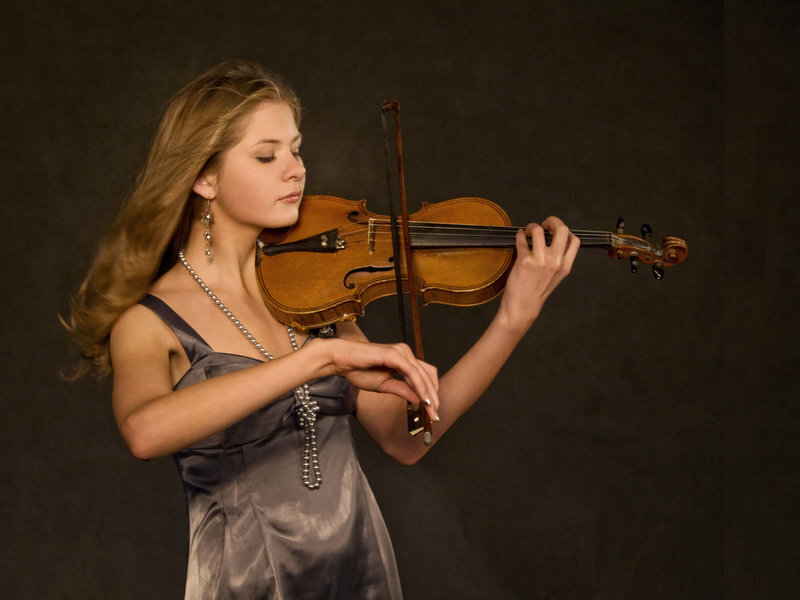 Woman Playing Violin — Gray, Focused