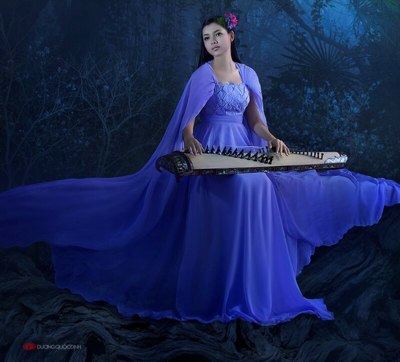 Woman Playing Zither — Blue, Dramatic