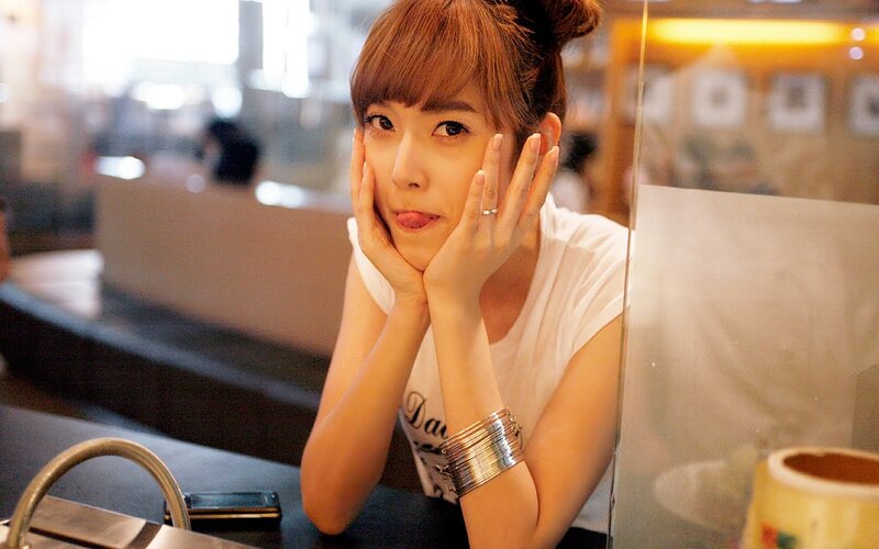 woman posing in a cafe