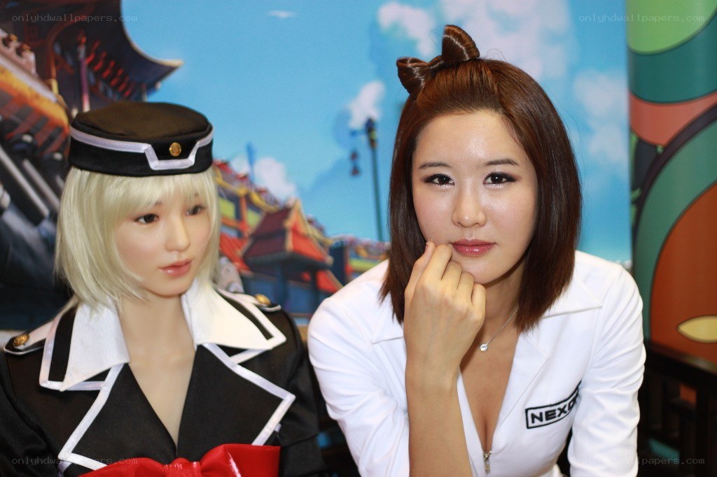 Woman posing with a mannequin