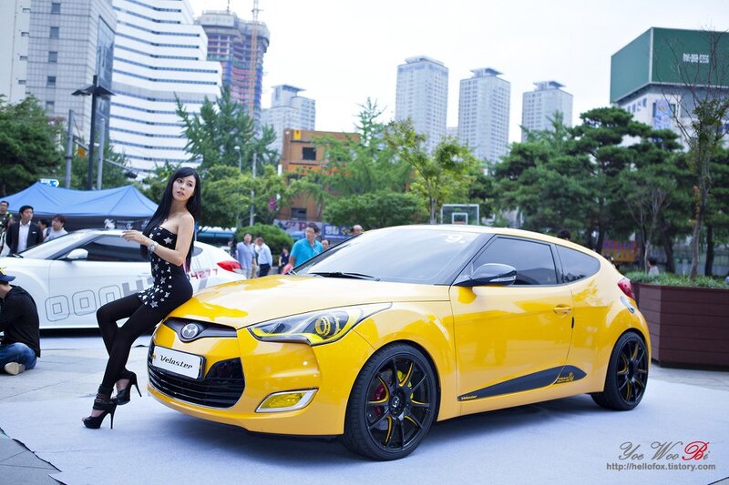 Woman Posing with Yellow Car — Outdoor