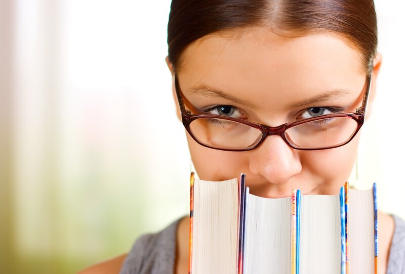 woman reading books with glasses