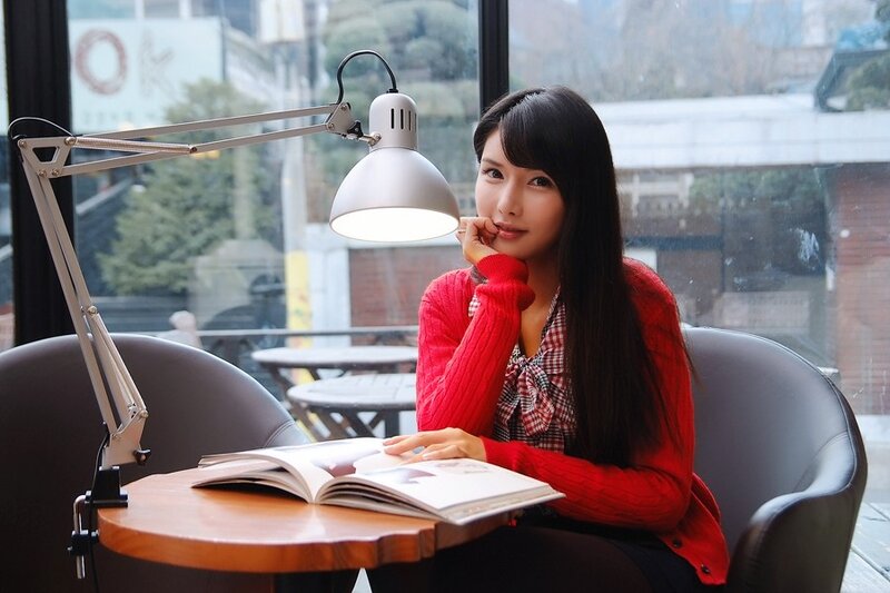 woman reading in a cafe