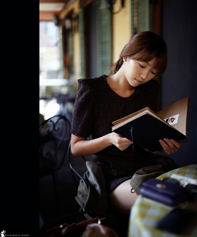 woman reading in a cafe