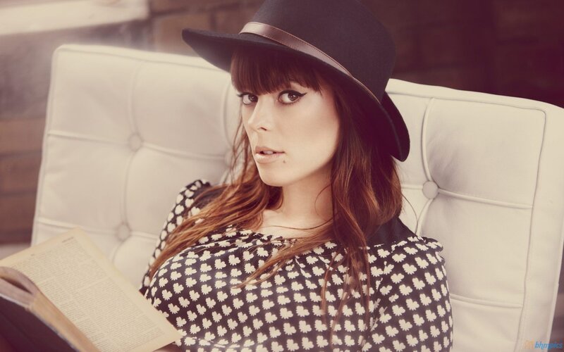 woman reading with hat