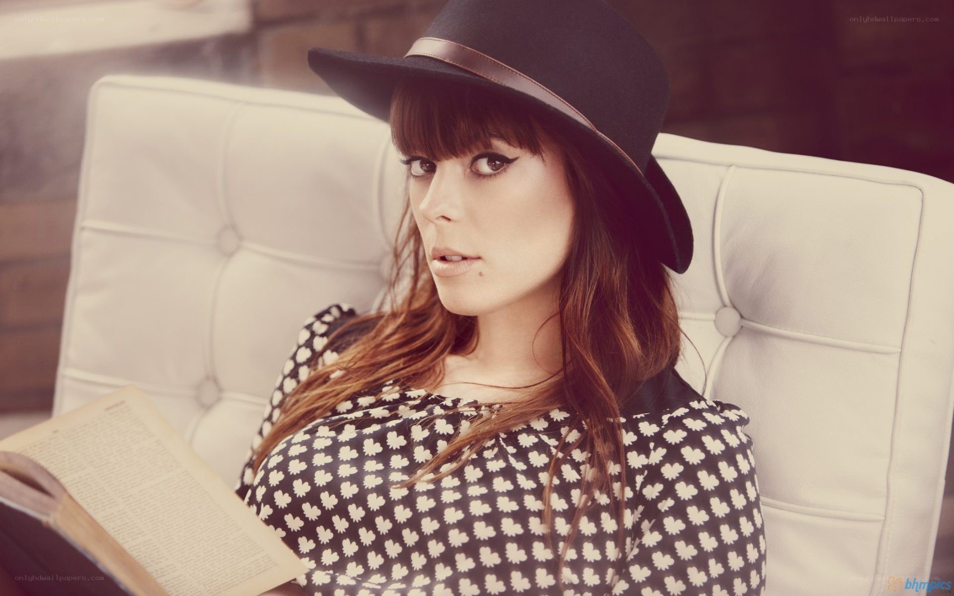 woman reading with hat
