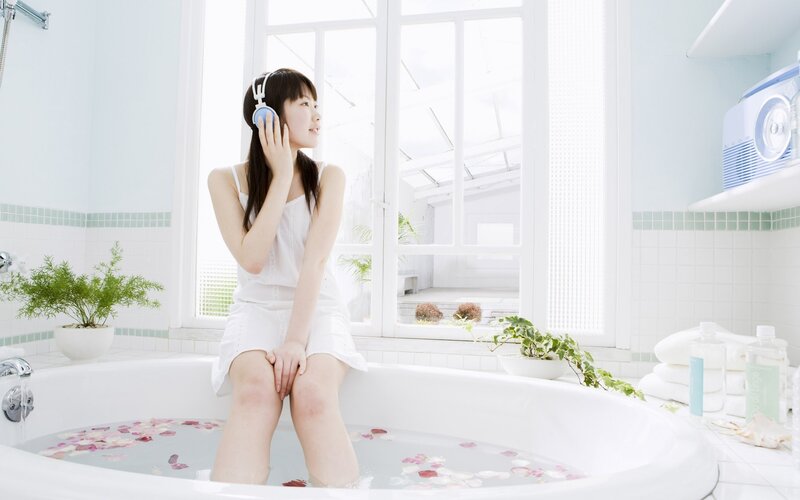 Woman relaxing in bathtub