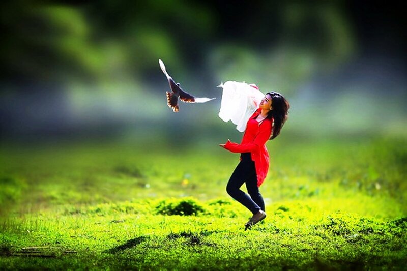Woman Releasing Dove — Green