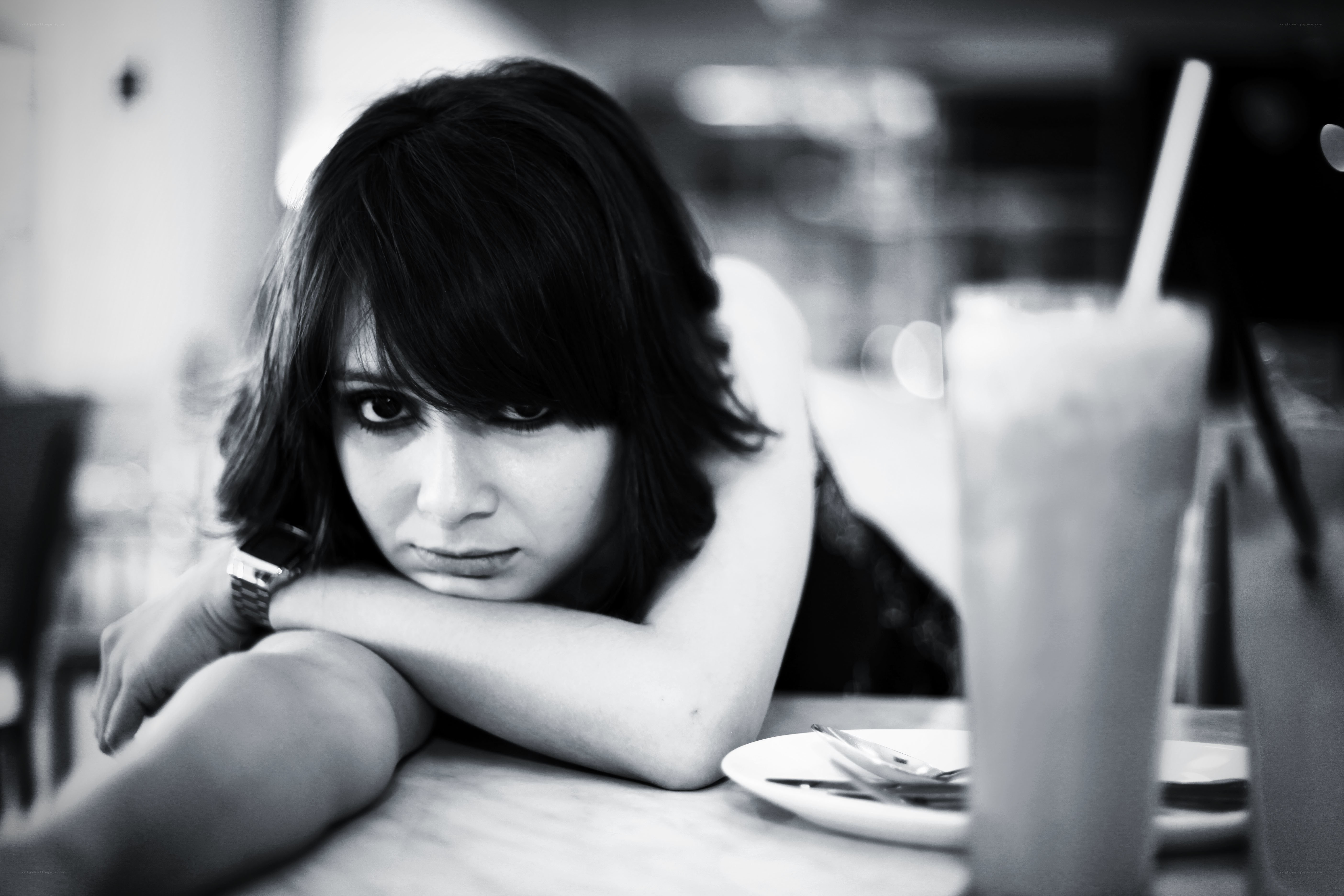 woman resting at cafe table
