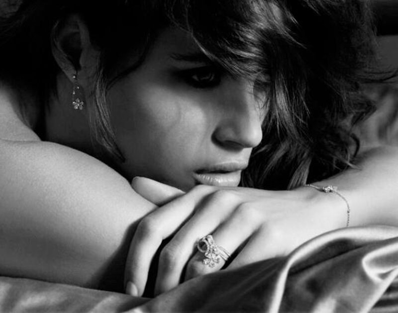 Woman Resting on Arm — Black