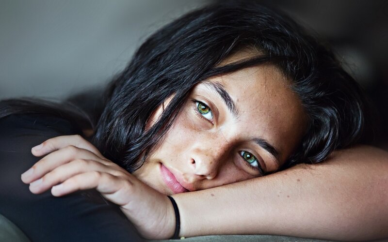 woman resting with green eyes