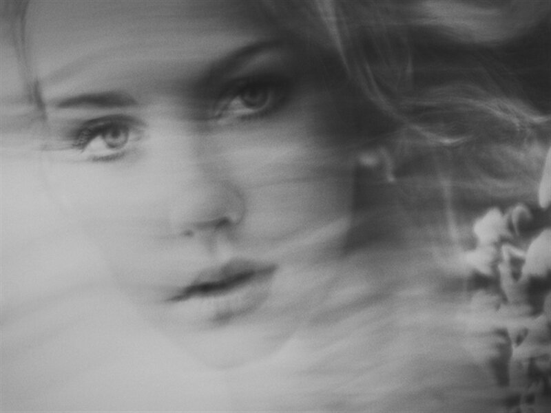 Woman's Face in Motion — Black