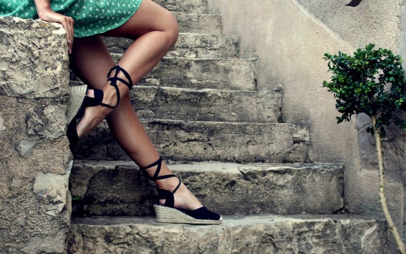 Woman's Legs on Stairs — Black