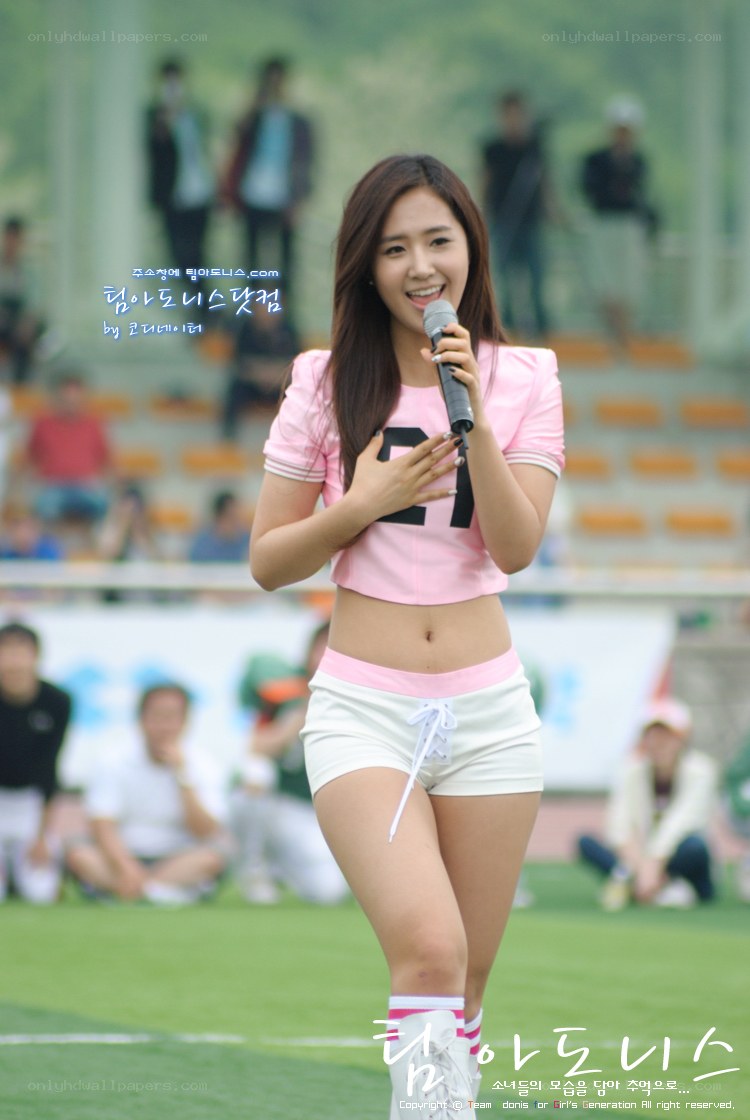 woman singing at stadium