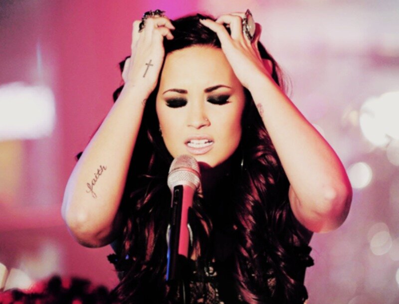 Woman Singing into Microphone — Pink, Dramatic