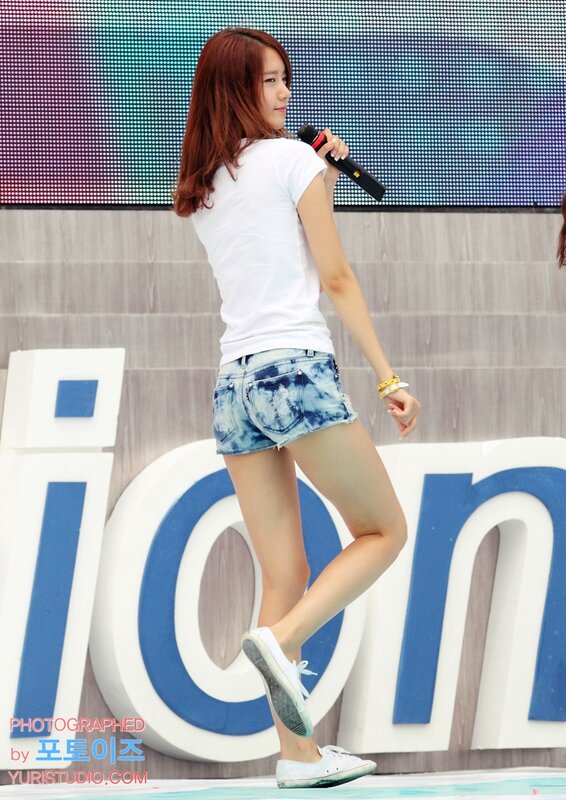 woman singing on stage