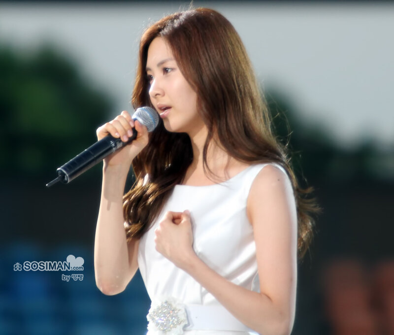 woman singing on stage